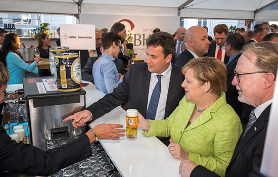 Christian von Stetten und Angela Merkel am Stand vom Haller Löwenbräu